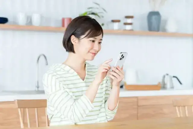 指紋やパスコードが掛かったiPhoneを前に、不審な行動パターンを推察する女性のイラスト