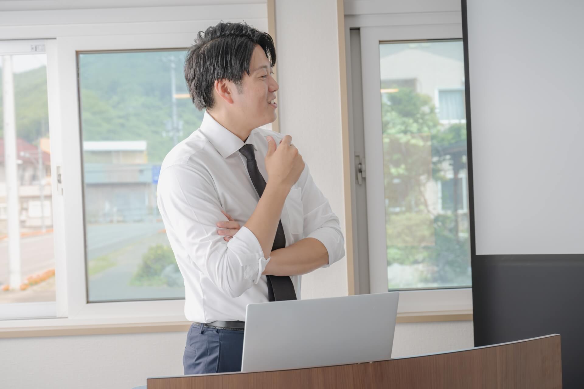 豊田市における社内不正調査のイメージ、証拠を見つけるビジネスマン