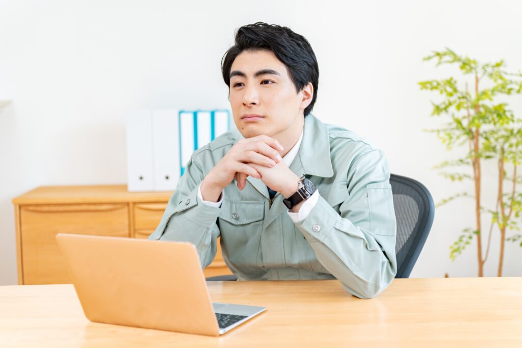 悩む男性