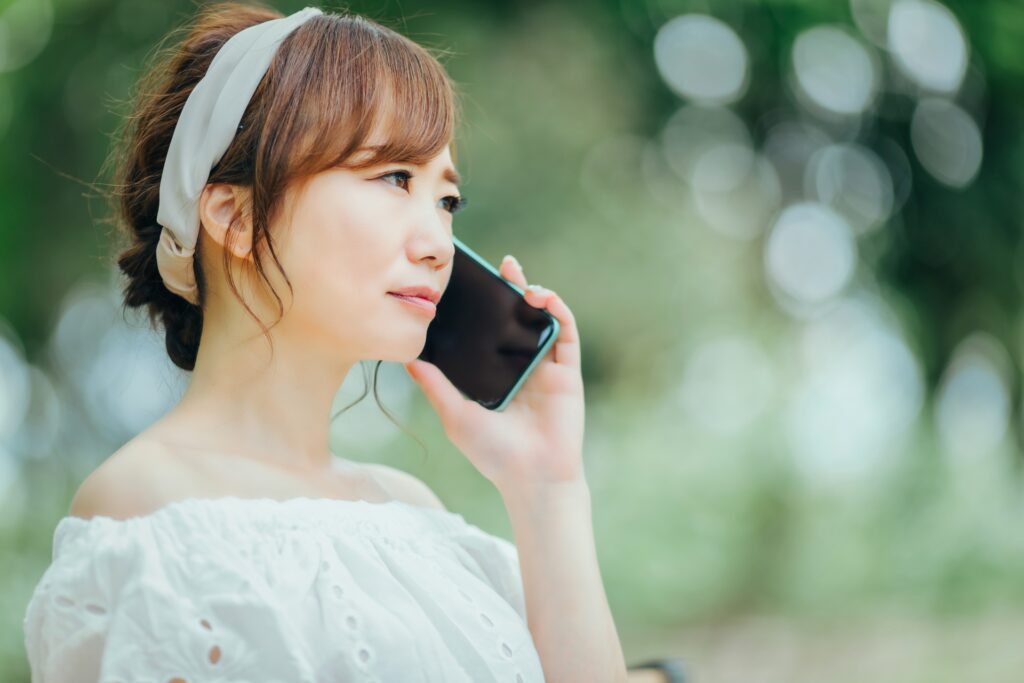 悩む女性　浮気