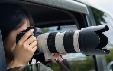 【後で挿入：事例3の画像（浮気現場を隠れて撮影するイメージ）】