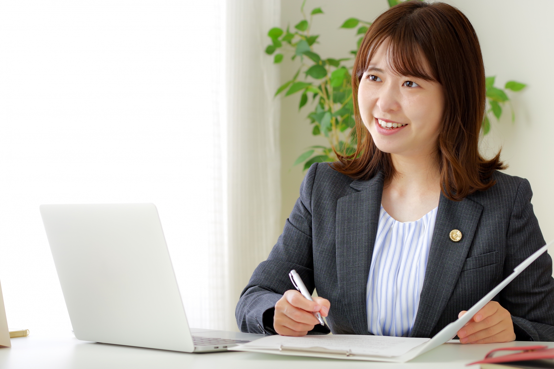 探偵と弁護士が連携して、依頼者（女性）のサポートをしているイラスト。専門家による戦略的な解決を象徴。