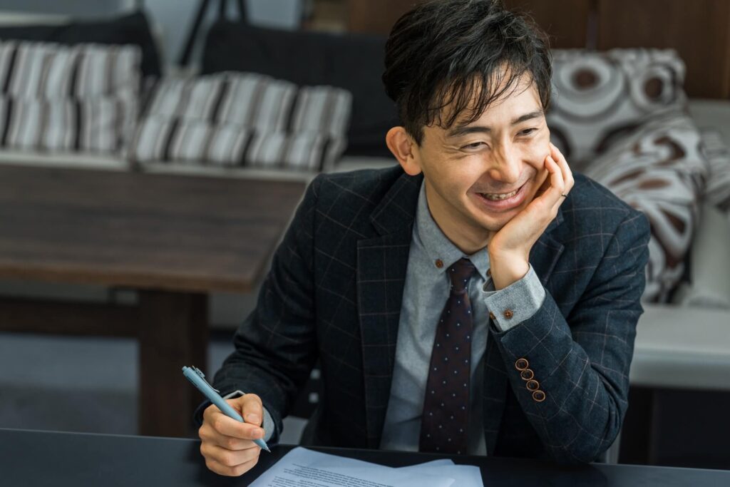 警察出身の探偵が調査技術を駆使して尾行調査を行う様子