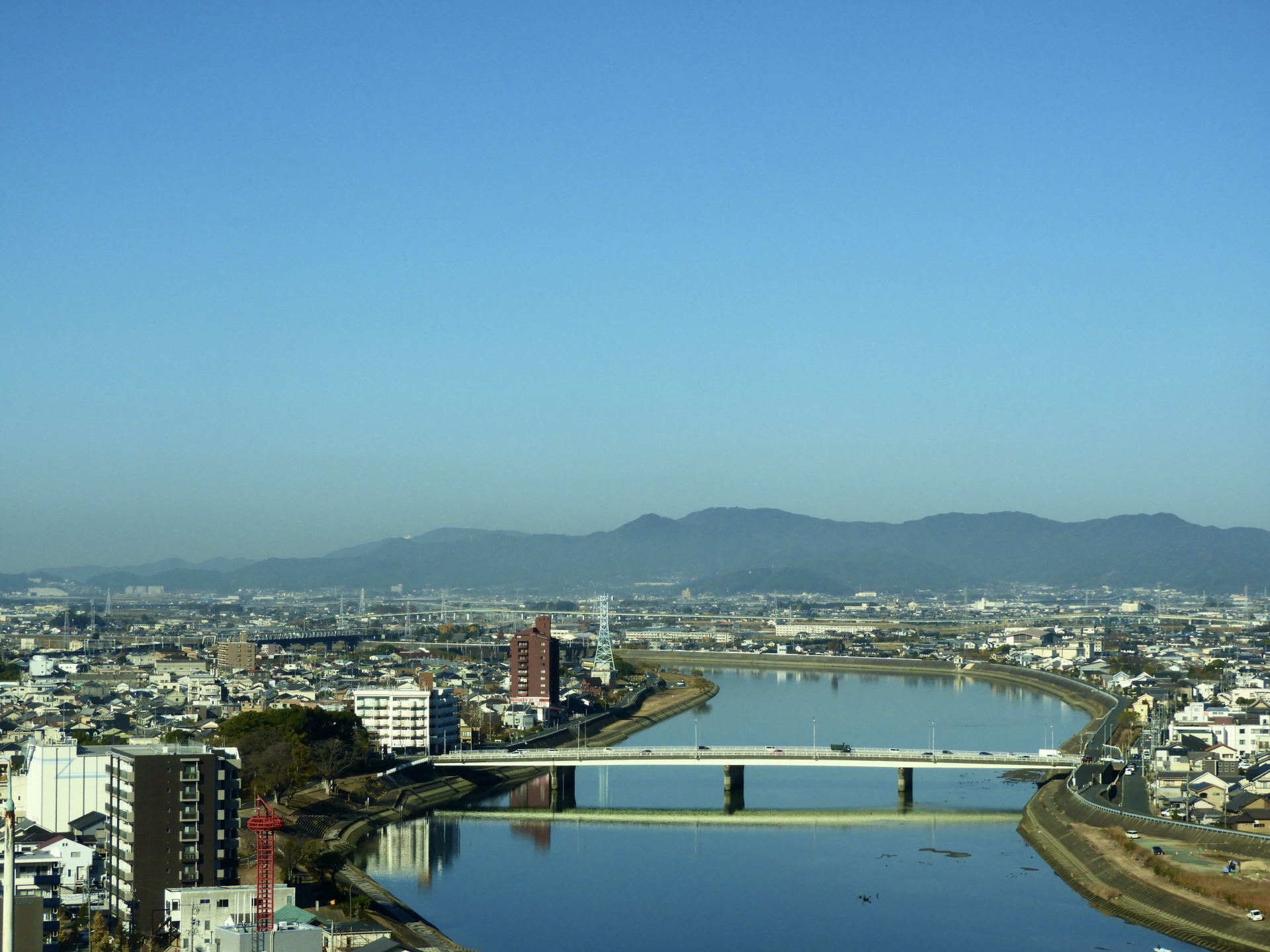 【alt属性: 愛知県三河地方の地図と探偵のシルエット、浮気調査の難しさを表現する画像】