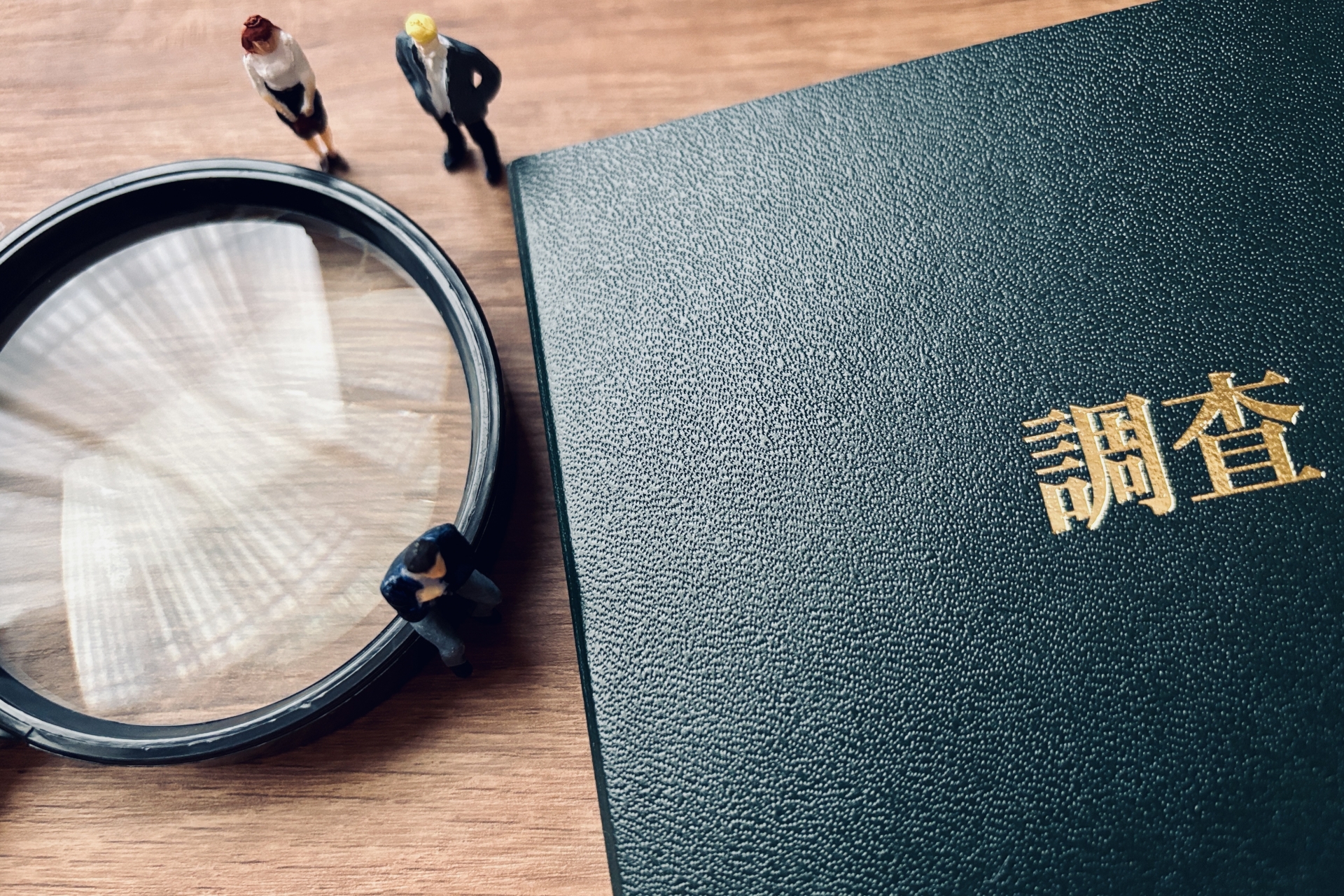 天秤が釣り合わず、一方の皿に「名誉毀損」の文字が乗っているイラスト。不倫の被害と加害行為のバランスを表す。