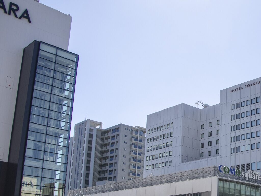 豊田市の駅前と、迅速な捜索を行う探偵のイメージ