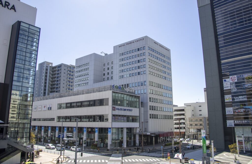 豊田市と岡崎市の街並みと調査対応エリアを示す地図