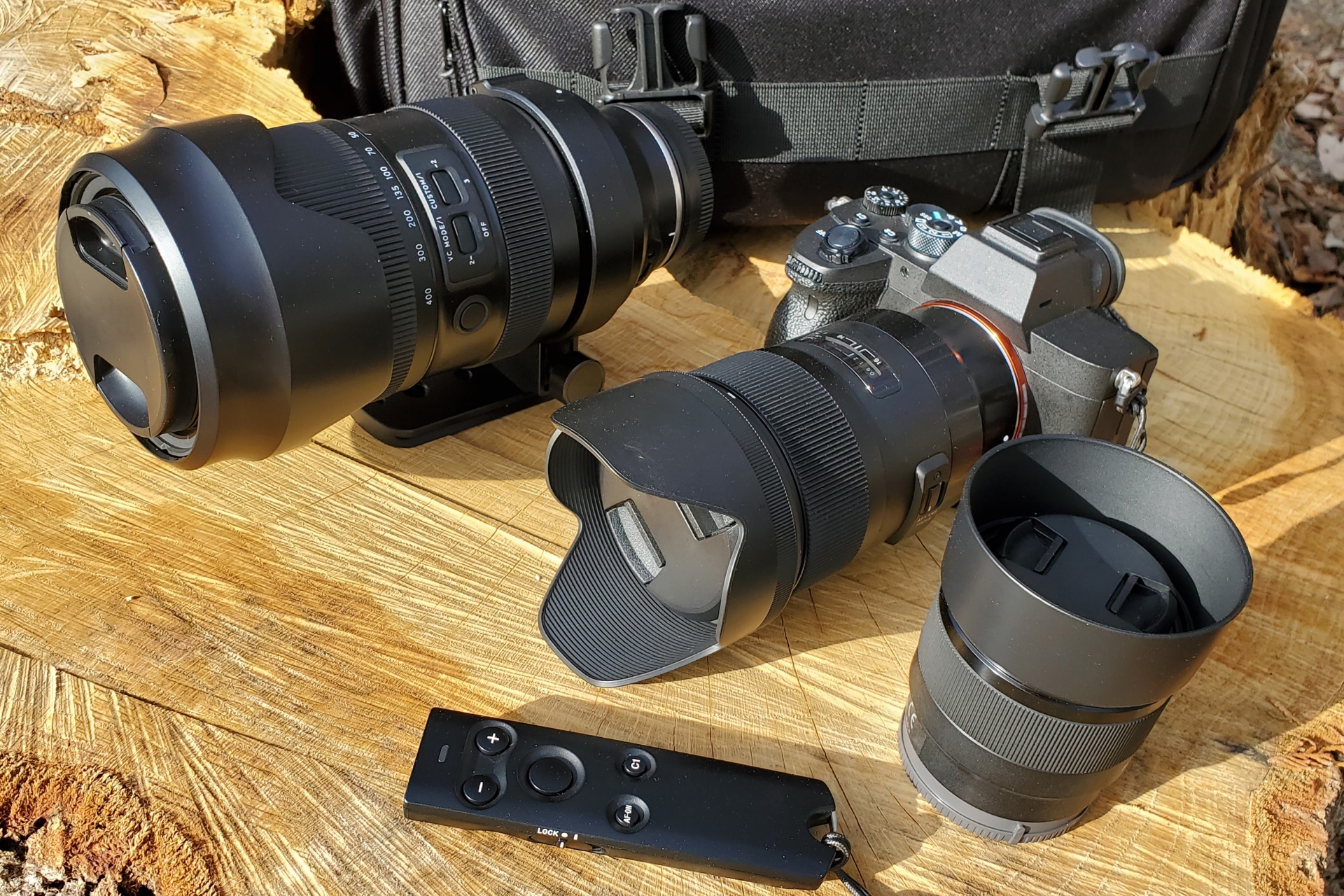 探偵がカメラを持って尾行する様子と、法律書、そして冷静な女性のイラスト