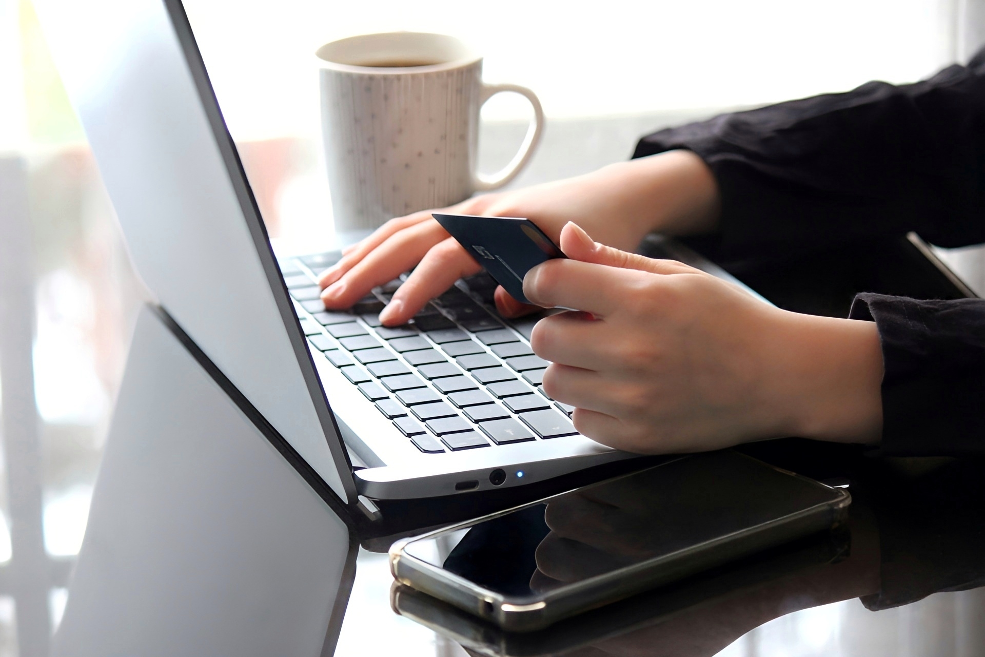 虫眼鏡でクレジットカードの明細や車のダッシュボードを覗き込んでいるイラスト。合法的な証拠収集を示唆。