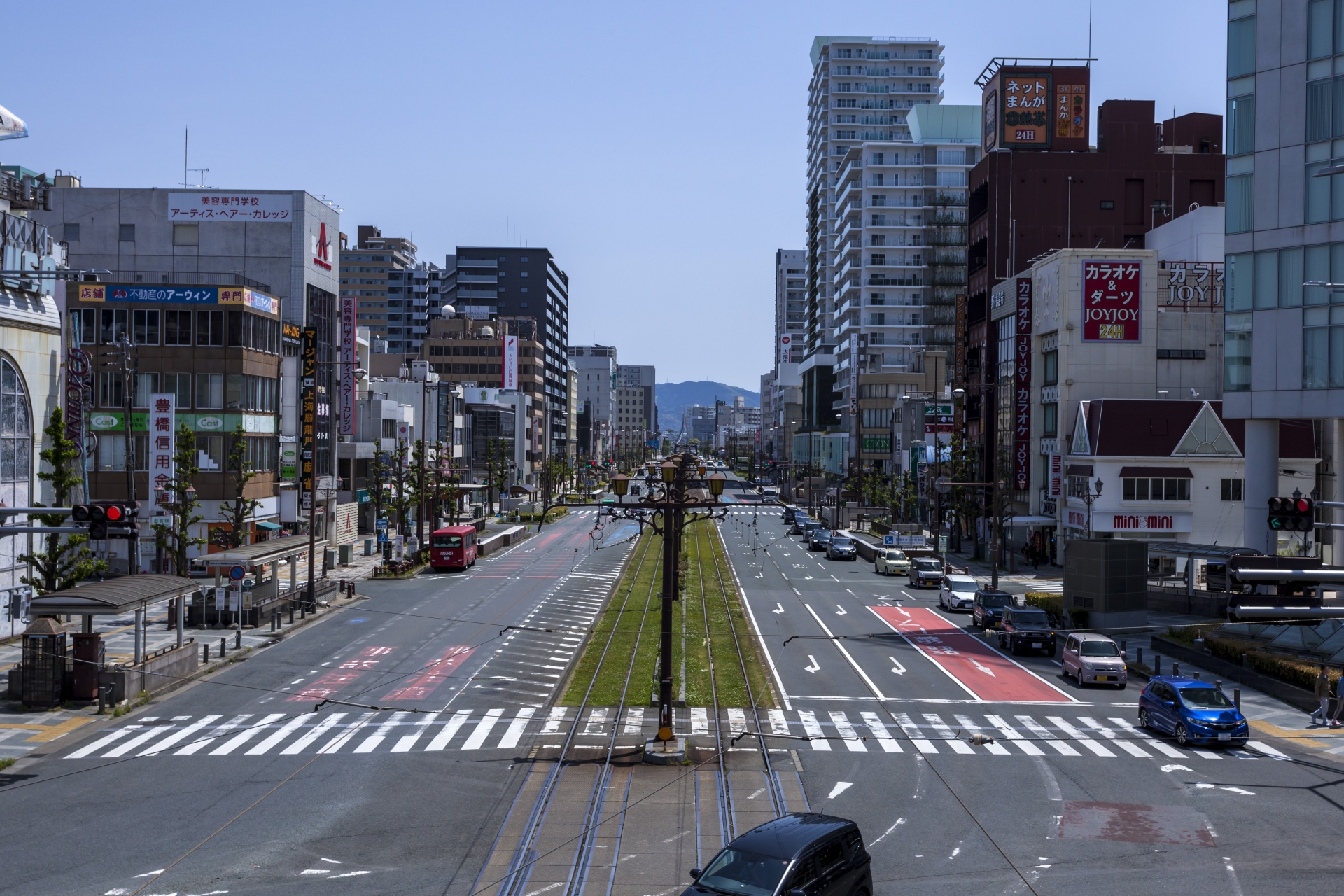 【alt属性: 豊橋駅周辺のビジネス街の夜景。キャリア層の不倫と遠方移動の傾向を象徴】