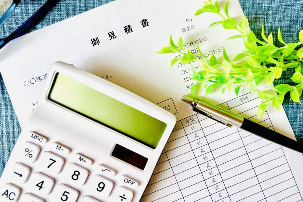 明確な料金見積書と適正価格を示す電卓