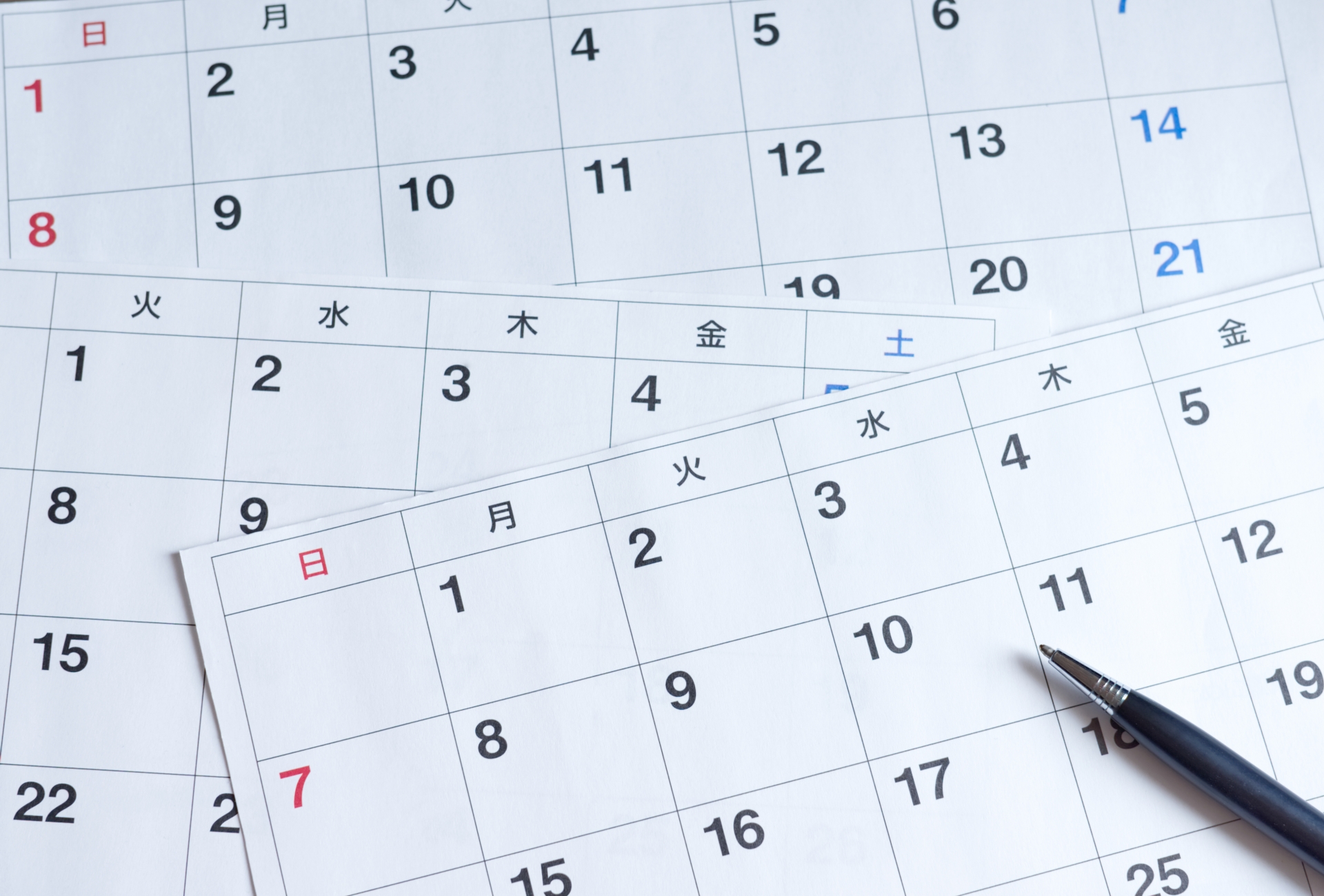 【alt属性: カレンダーの12月と1月を強調する手元のイメージ】