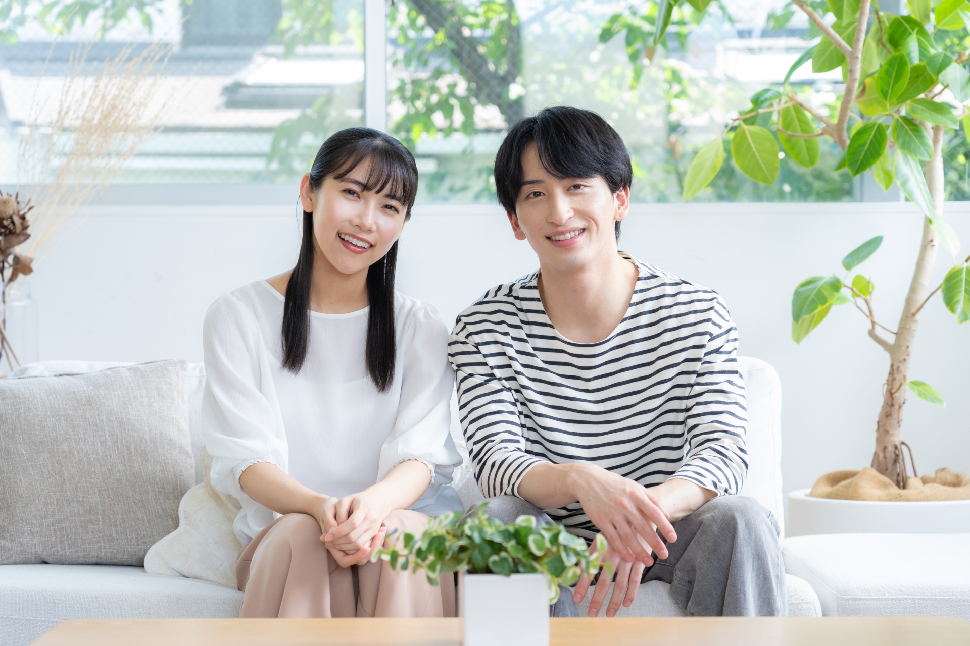 夫婦二人で手を取り合い、背後にいる第三者(不倫相手)に背を向けるイラスト