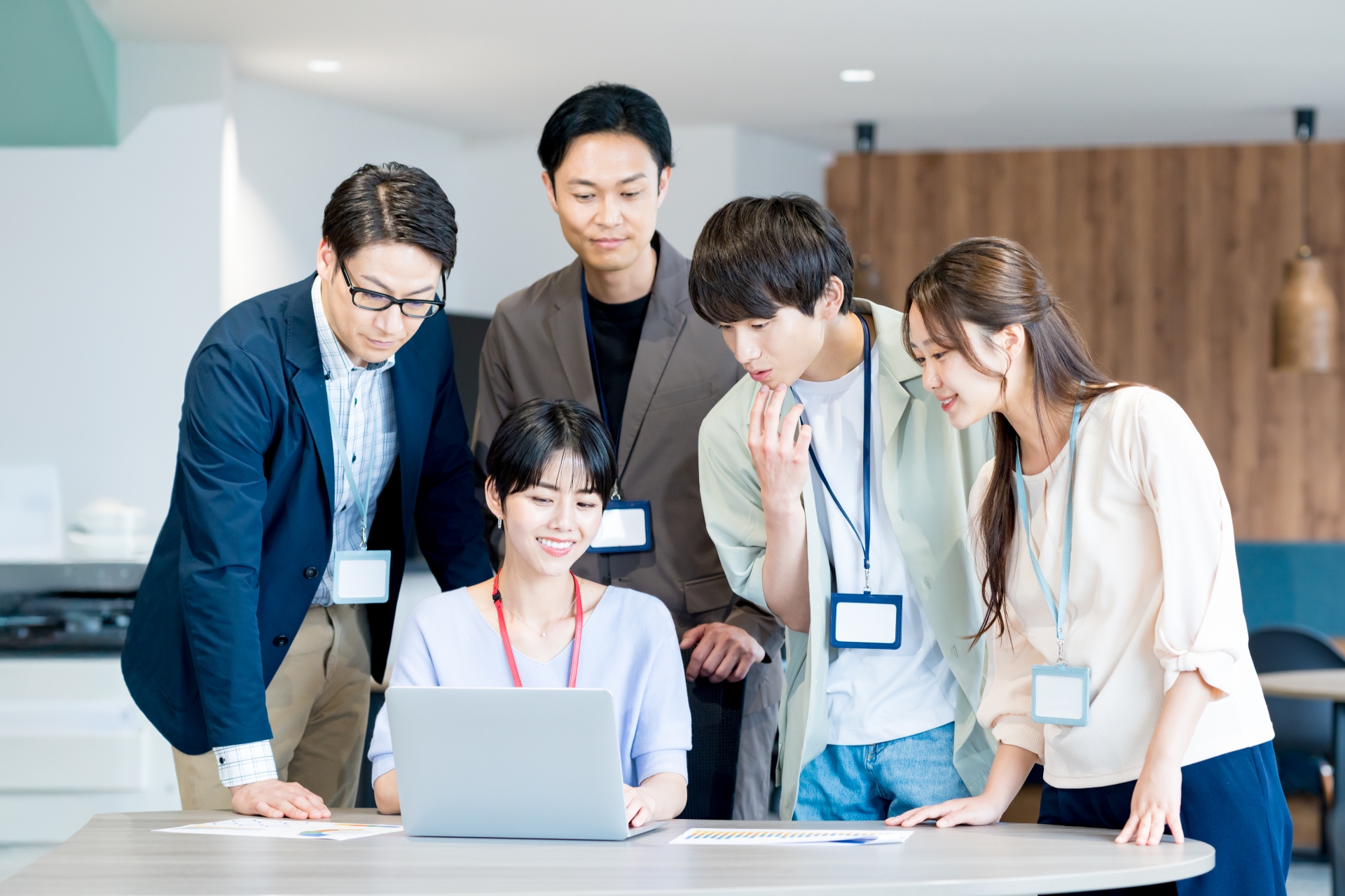 【alt属性: 複数の調査員が地図を囲み戦略を練るイメージ。または三河探偵事務所のロゴと信頼性を示す画像】