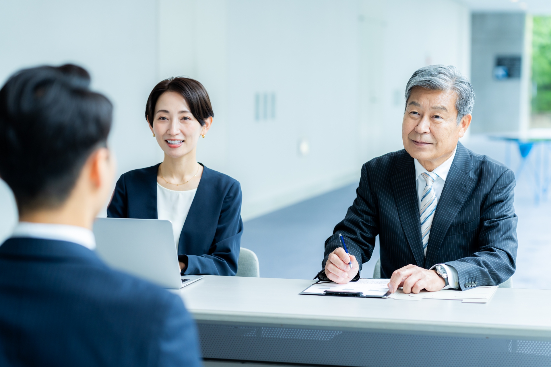 【alt属性: 衝撃を受け言葉を失う人物とカウンセリングのイメージ】