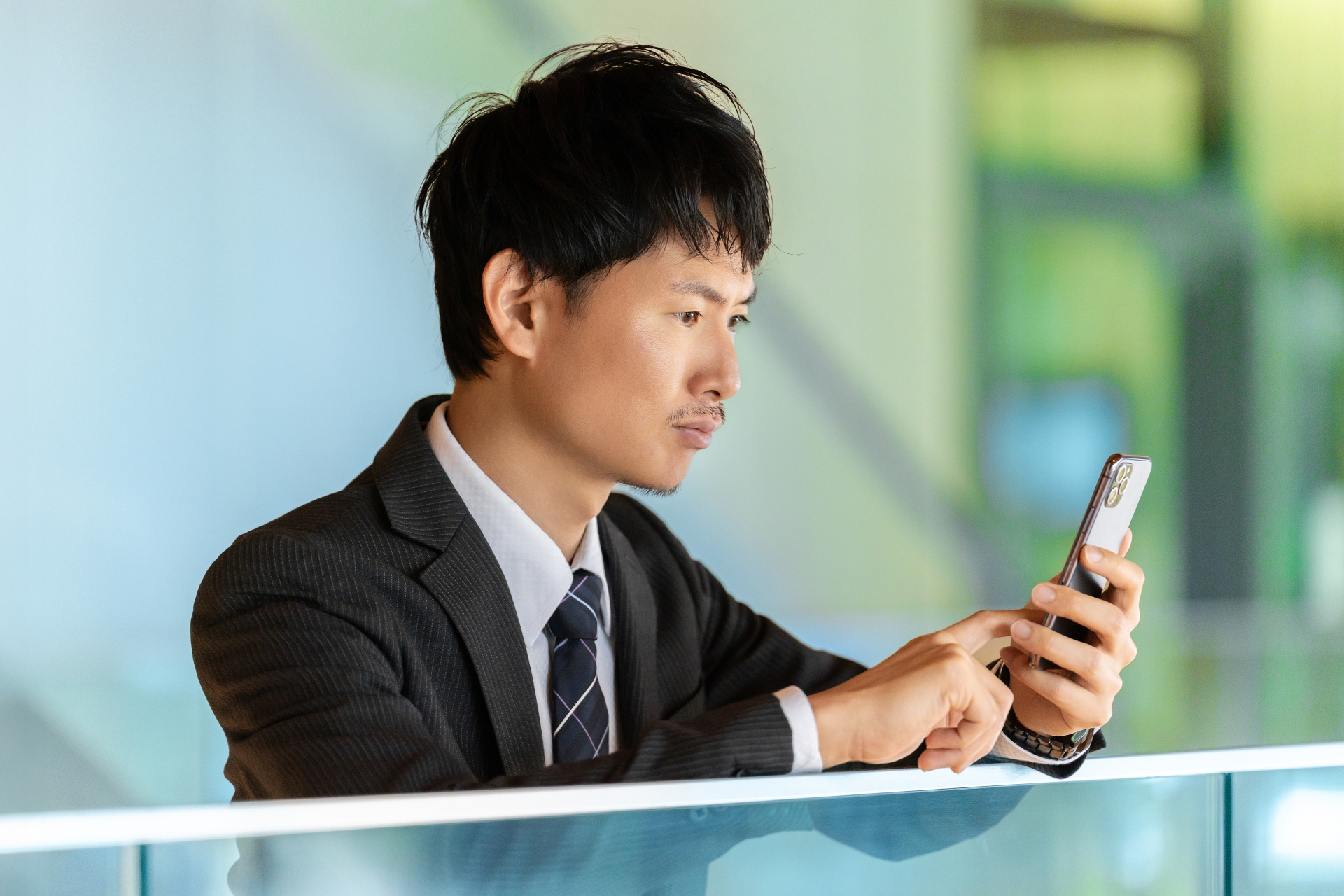 スマートフォンと金銭（お札）のイラスト。パパ活による不貞行為と経済的な問題を象徴