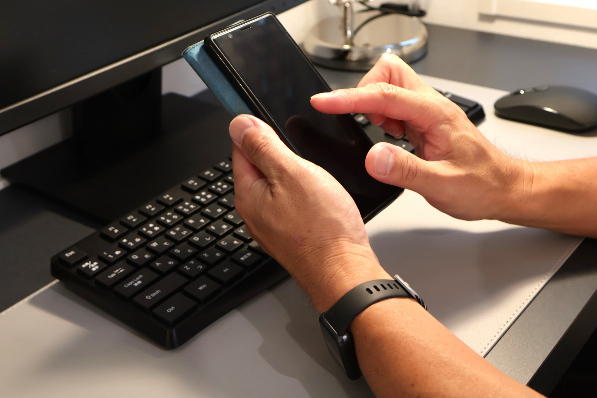 スマートフォンの画面に監視アプリのアイコンが表示され、バツ印で禁止されているイラスト