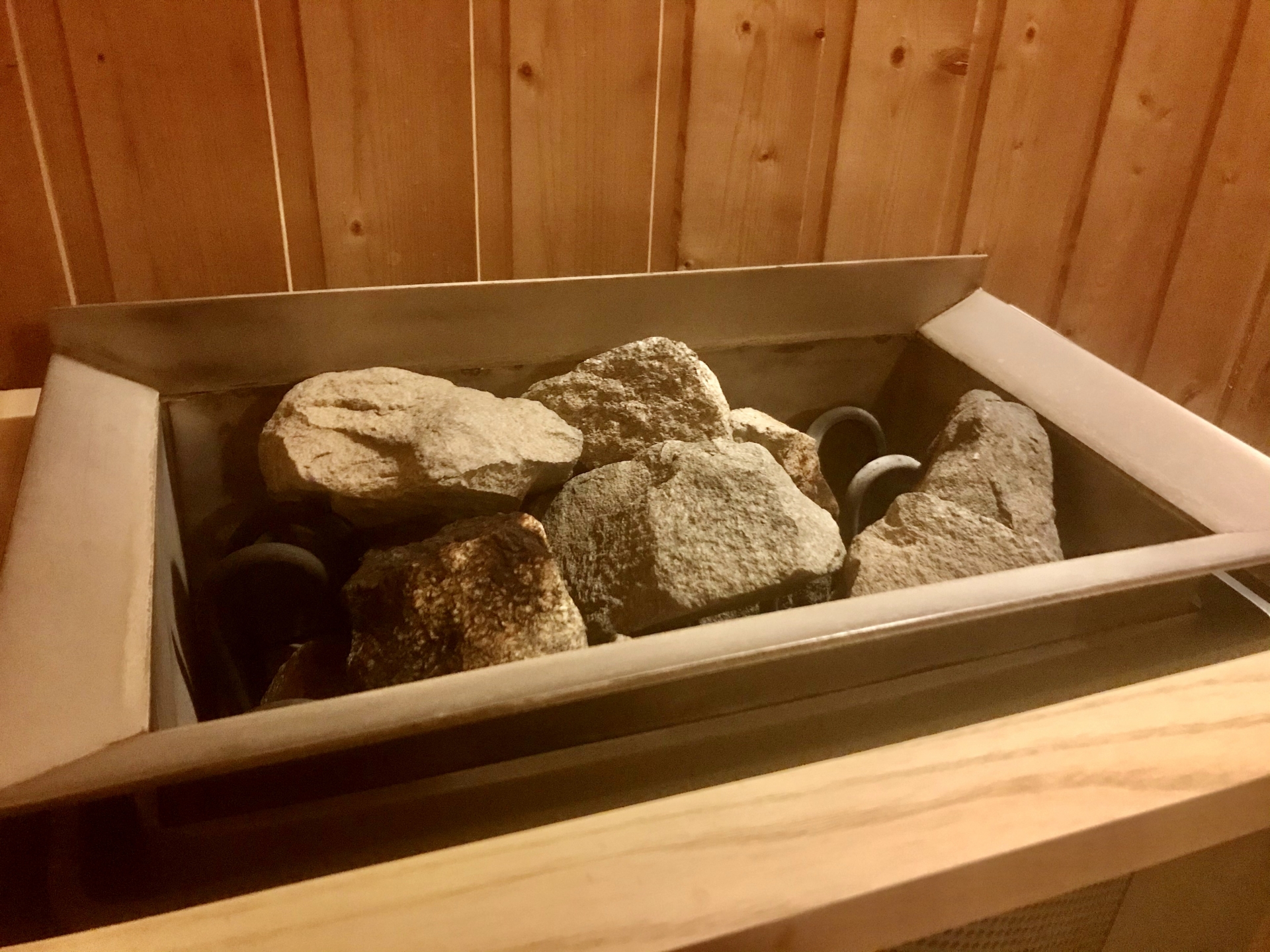 サウナで男女が休憩スペースで親密に話している様子