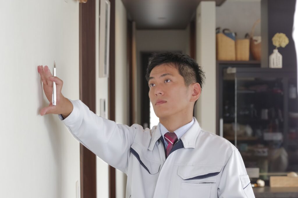 盗聴器・盗撮カメラを調査する調査員
