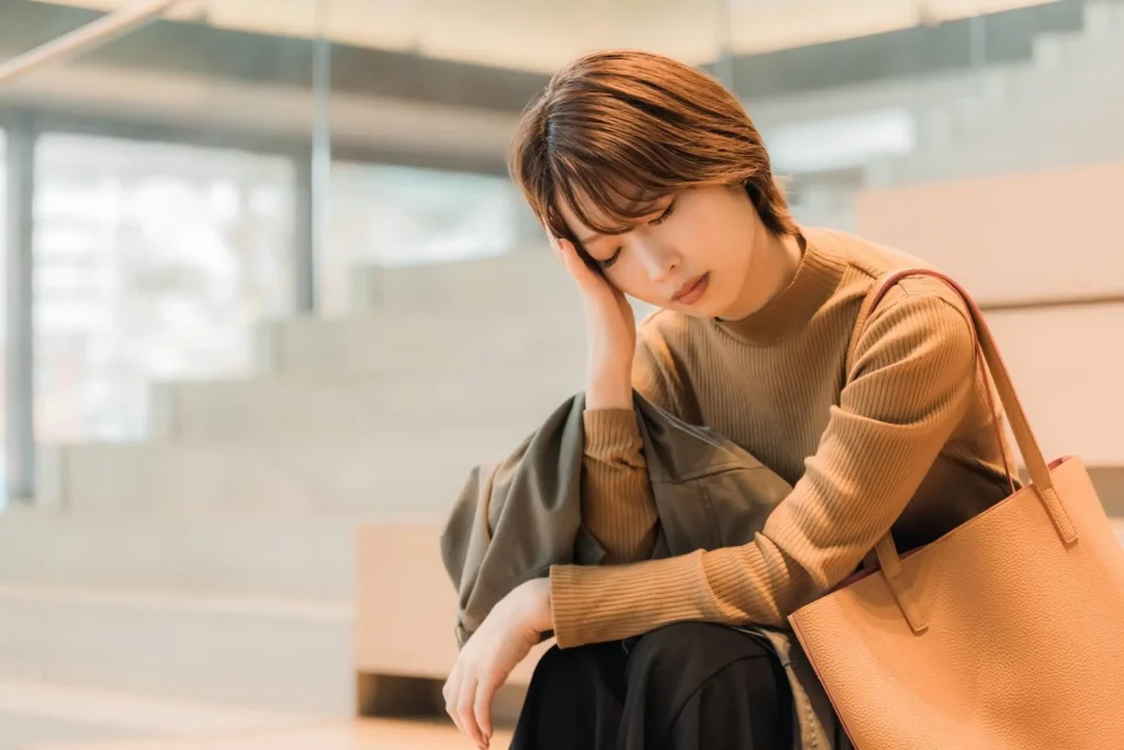 盗聴盗撮の不安に怯える女性